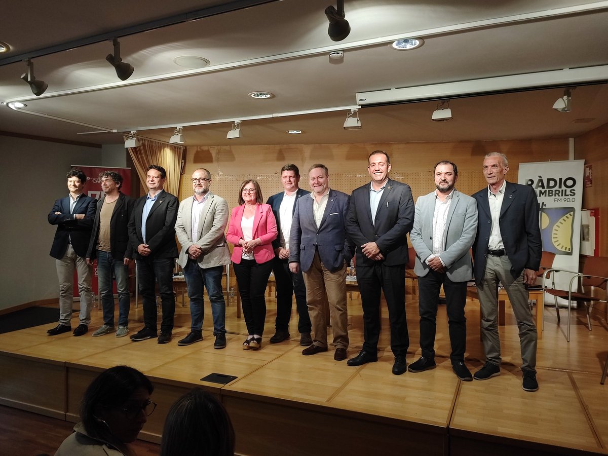 RadioCambrilsFM's tweet photo. Aquí us deixem algunes imatges del debat electoral que hem organitzat aquesta tarda conjuntament amb la @revistacambrils. Gràcies per haver-nos sintonitzat. #DebatCambrils https://t.co/KWylOmkLT4