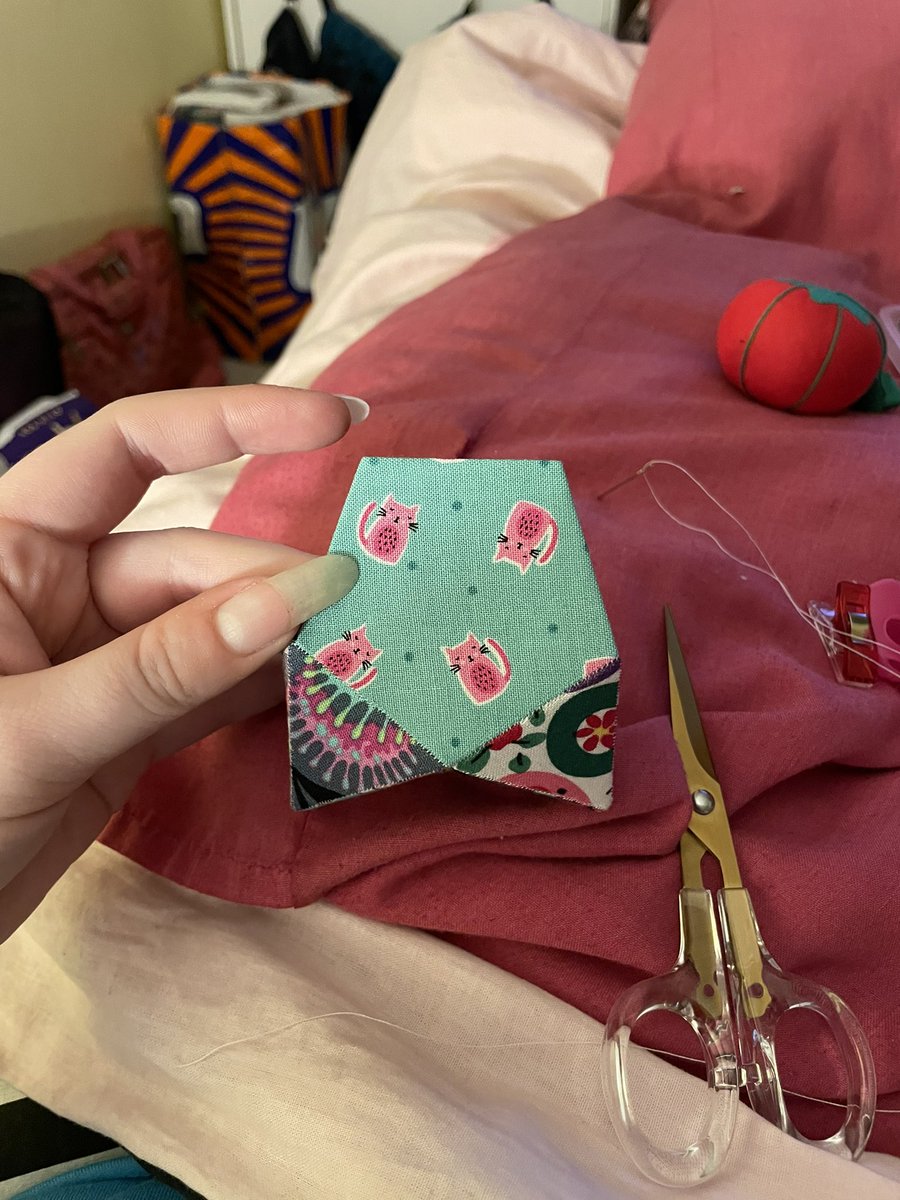 mrsbettysbooks's tweet photo. Okay I actually did make good progress so I genuinely might finish this project 👀😂🪡🧵 #englishpaperpiecing https://t.co/RC4YZzt0wI