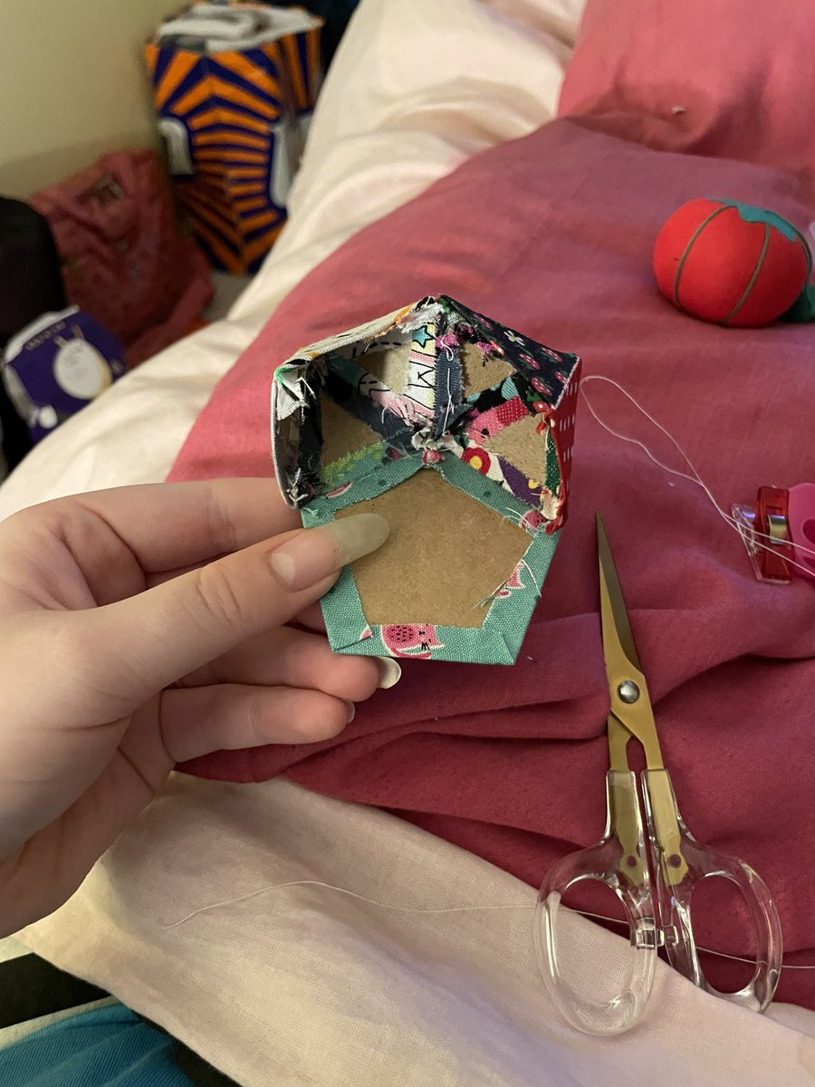 mrsbettysbooks's tweet photo. Okay I actually did make good progress so I genuinely might finish this project 👀😂🪡🧵 #englishpaperpiecing https://t.co/RC4YZzt0wI
