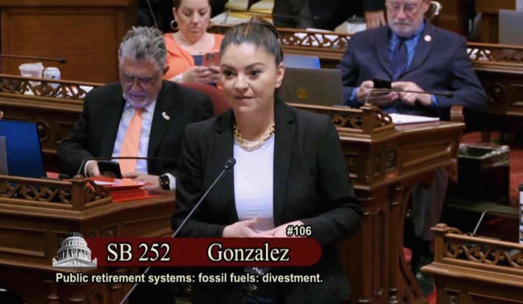 Our #SB252 - Divestment from Fossil Fuels bill made it off the Senate floor today! This bill gives CalPrs & Strs 
8 years to divest from the largest, most polluting oil companies & safeguard hard earned CA pensions from risk, stranded assets & climate change impacts. Let’s go 👏🏽
