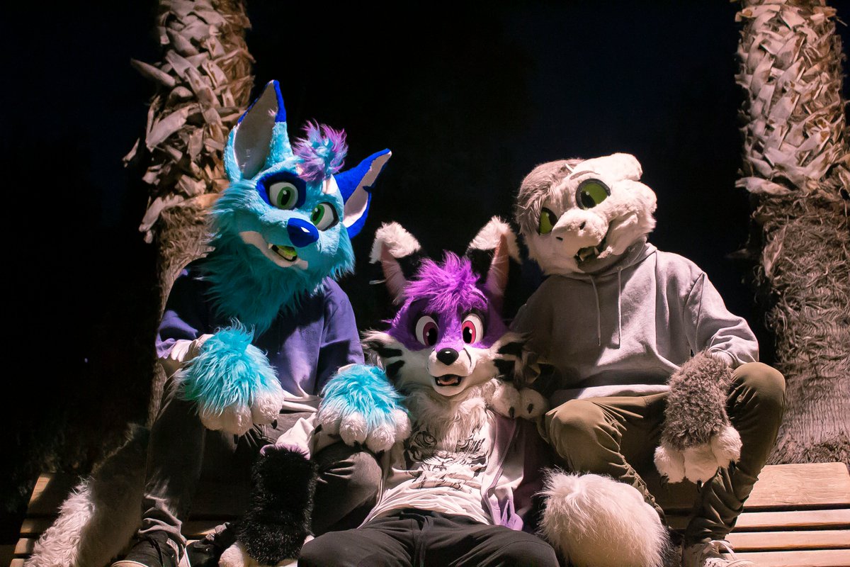 Kiltro_Dragon's tweet photo. Una wonita noche con amigos en fursuit
FT. @NeoxMutt &amp; @mainyordle 
💙💜 🤍 https://t.co/jMZCUsRZUH