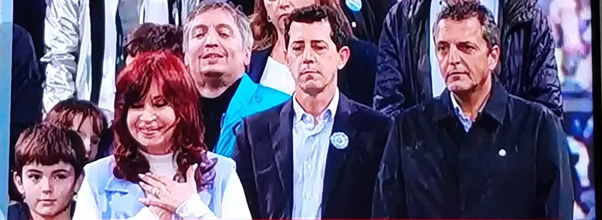 Ahí está Mr Smoke al lado de los ñoquis de la Cámpora q iba a barrer <a href="/SergioMassa/">Sergio Massa</a> <a href="/CFKArgentina/">Cristina Kirchner</a> <a href="/wadodecorrido/">Wado de Pedro 🇦🇷</a>