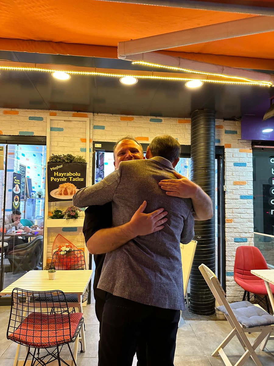 Bir avuç insan, seçim kazanmak için montaj videolarla, sahte broşürlerle bu ülkenin güzel insanlarının yüreklerine nifak tohumları ekerek toplumu kutuplaştırıyor. Biz ise sadece Türkiye’yi nasıl yöneteceğimizi anlatıyoruz. 

Türkiye’nin kucaklaşmaya ihtiyacı var! Bunu başaracağız