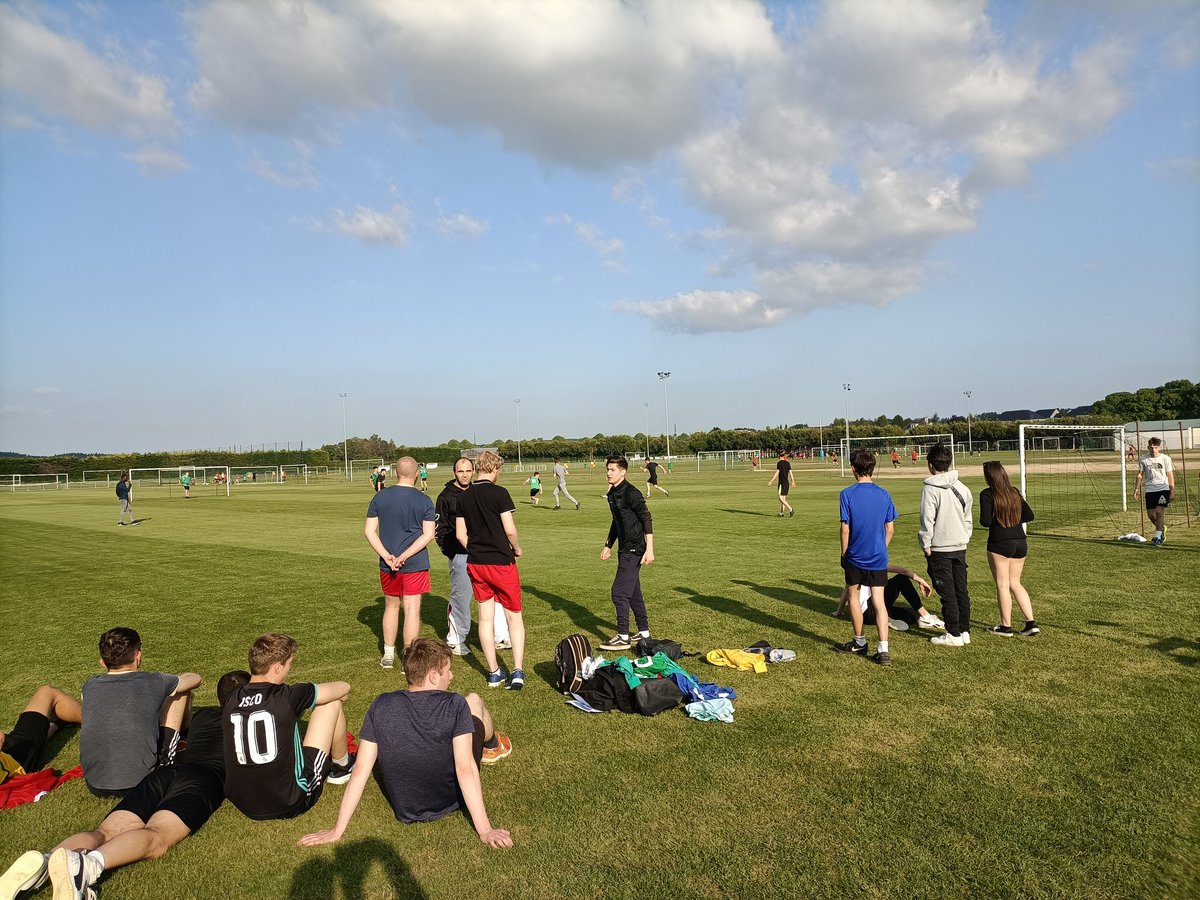 Un moment convivial à l'internat au programme : tournoi de foot, Molkky et barbecue. Un moment convivial avant la dernière ligne droite de l'année scolaire. #internatexcellence <a href="/LyceeMezeray61/">Lycée Mézeray-Gabriel</a>