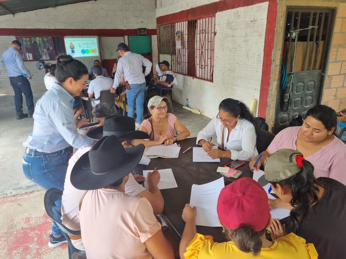 CenipalmaOrg's tweet photo. Realizamos con el núcleo Extractora del Sur de Casanare el taller "Juntos construyendo sostenibilidad" para pequeños y medianos productores donde se abordaron temas ambientales y sociales como manejo y disposición de residuos, políticas, organizaciones, PQRSF y mapeo de actores. https://t.co/O7RLUumZRU