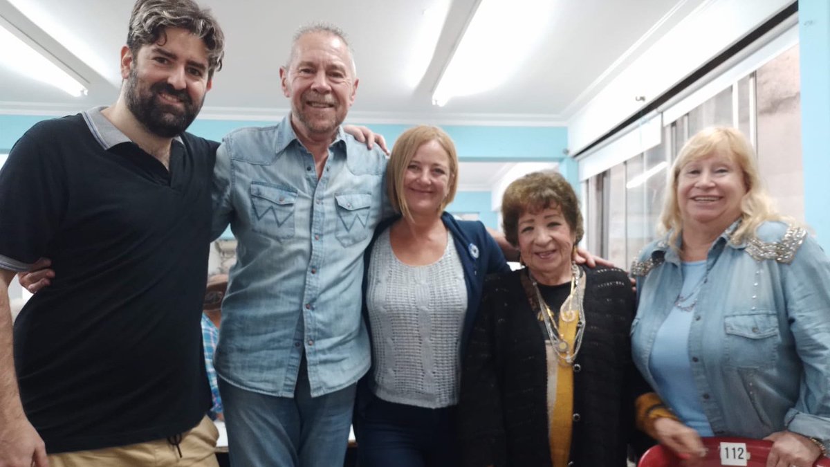 cestebarena's tweet photo. Hoy en el Club Social Santa Lucía celebramos el #25demayo junto a los 122 años de esta institución que tanto hace por el barrio. Gracias @norbisss por invitarme al locro #patrio y felicitaciones por el aniversario del club que con amor y dedicación presidís. #FelizDíaDeLaPatria https://t.co/kcVY9A5ltj