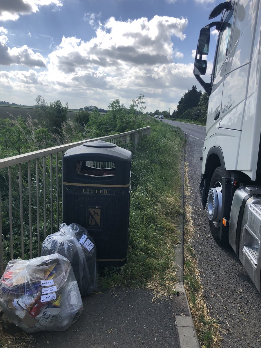As simple as that to make a difference and to help keep #litter to a minimum. Empty a bin and a quick tidy up all helps to keep the countryside clean #keepbritaintidy #litterheros #truckerscleaningupbritain @TruckersUp #lovewhereyoulive #lovecleanstreets