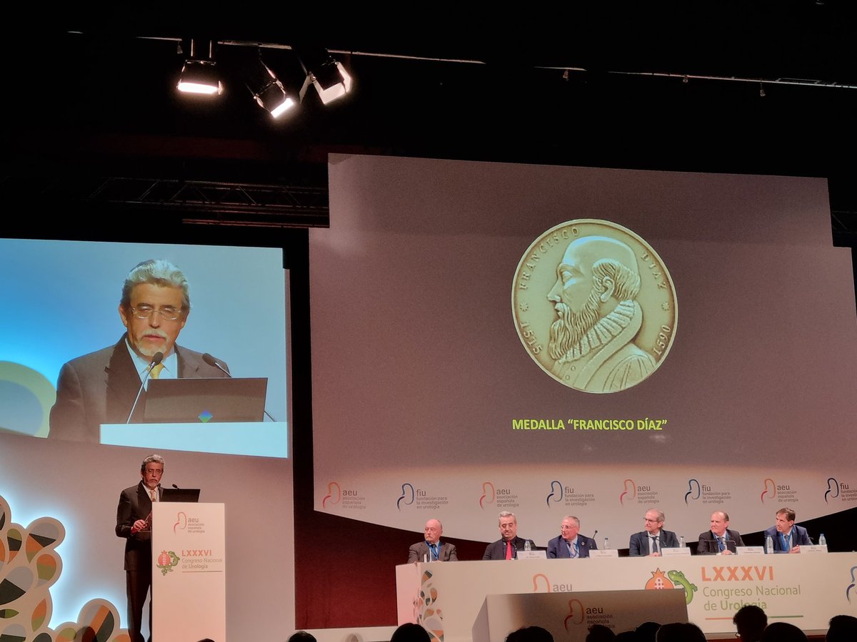 drmarcoscepeda's tweet photo. Prof. Valdivia receiving Francisco Diaz medal by @AEU. Spanish Urology proud of him and his achievements. Thank you for all you have taught us! 
#Masters
@ValdiviaUria @IbarluzeaGaspar https://t.co/P5wmSeTfCW
