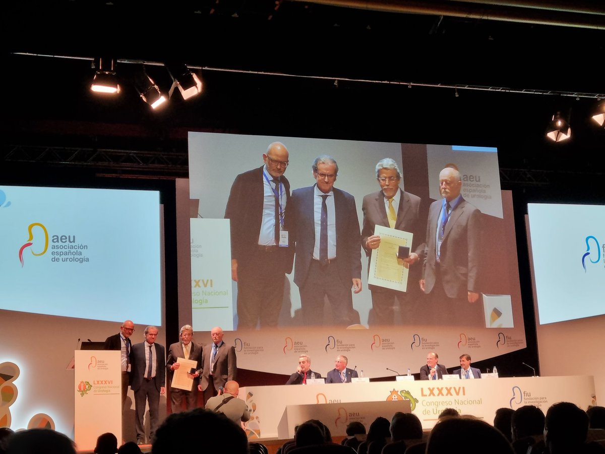 drmarcoscepeda's tweet photo. Prof. Valdivia receiving Francisco Diaz medal by @AEU. Spanish Urology proud of him and his achievements. Thank you for all you have taught us! 
#Masters
@ValdiviaUria @IbarluzeaGaspar https://t.co/P5wmSeTfCW
