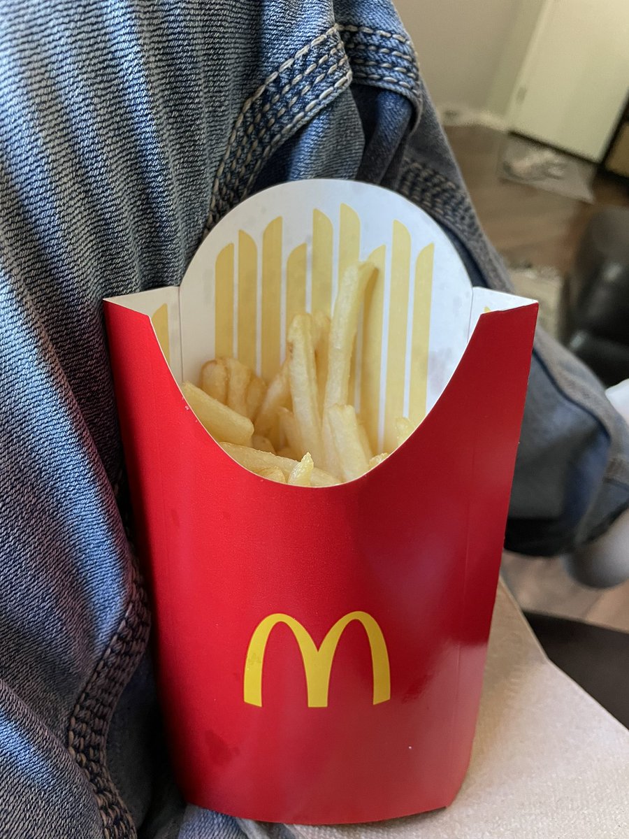 JeffJohnson300's tweet photo. @McDonalds @mcdonalds - it’s been 10 days, no reply. And these are my fries today… same place, same result. Sad. #FillTheFries #FrenchFries #ExpensiveForHalfFull #HalfFullFries #McDonalds https://t.co/ZpZsJYUUsP