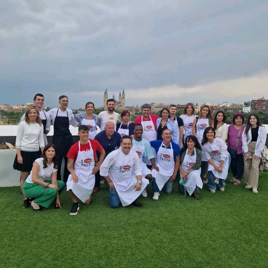 PastasRomero's tweet photo. Una año más #PastasRomero se une al @RealZaragoza para disfrutar de una Cooking Party, donde dos equipos formados por aficionados y los jugadores @jairamador14 y @alejafranto han cocinado recetas con nuestros #Farfalle y #PastaSabore🍝
#PastasRomeroRZ #CookingParty #RomeroLovers https://t.co/SoZfulgOHM