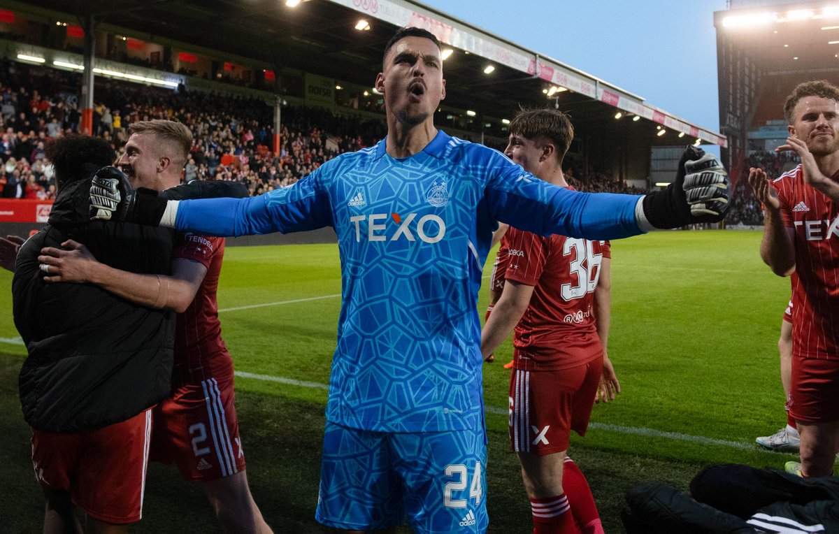 kelle roos tweet media