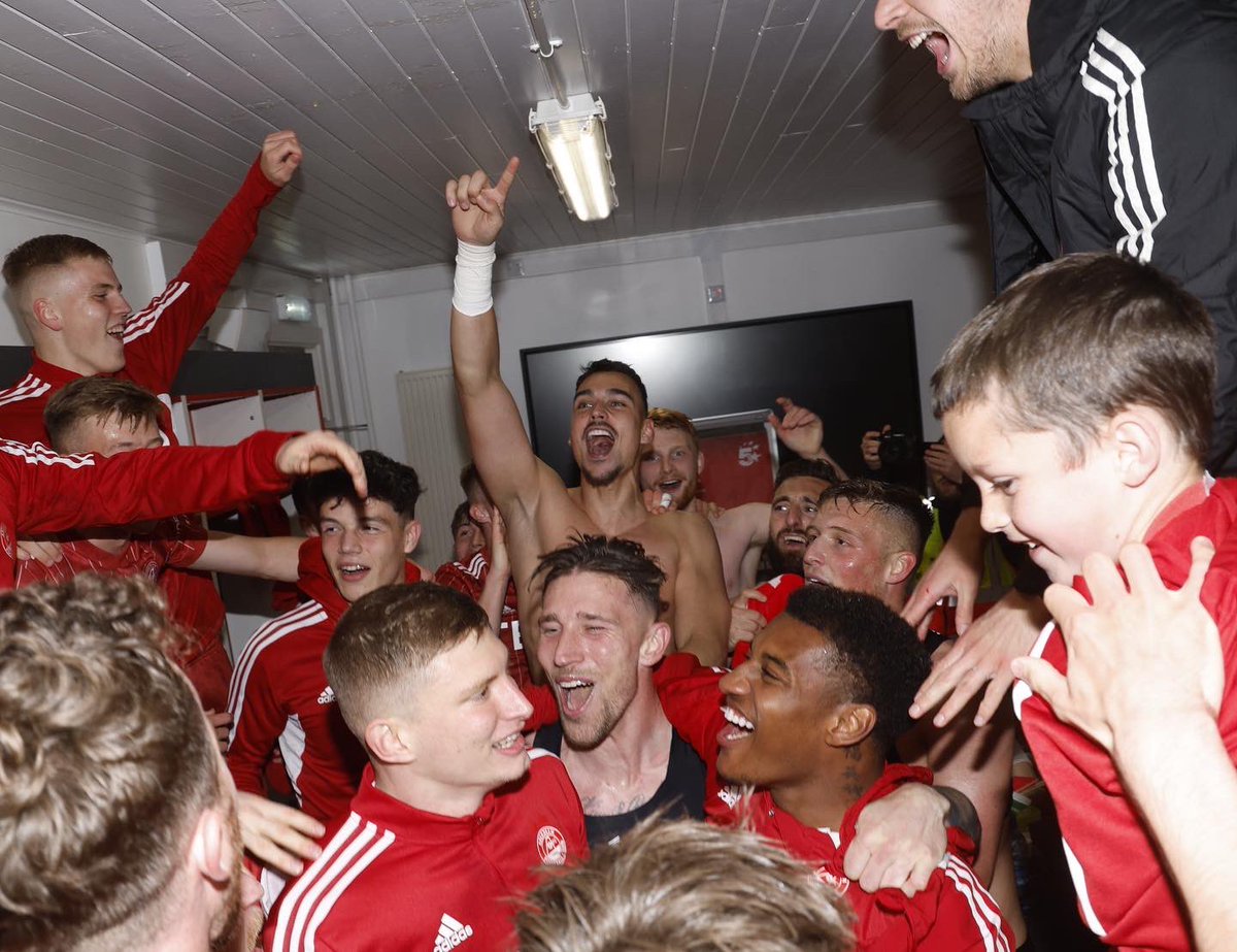 kelle roos tweet media