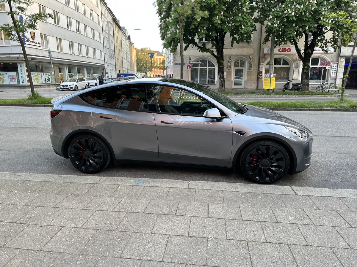 Saw this in person today in Germany. Saw many many Teslas today walking the streets of Munich but that @tesla quicksilver #ModelY really stood out. Beautiful.