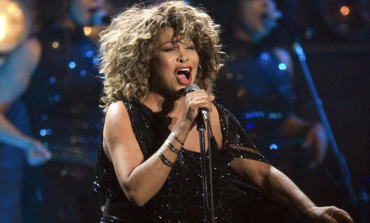 Ha fallecido una gran arista Tina Turner norteamericana que conquistó con su música el mundo La conocí en un programa en Alemania de televisión en 2001 Nuestro pésame a la familia Omara Portuondo