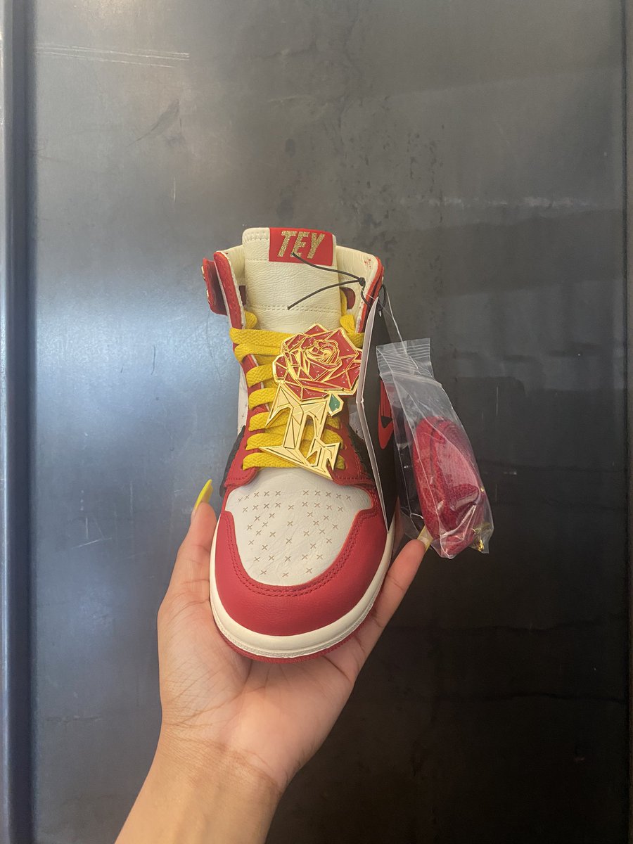 KayStiltz's tweet photo. @TEYANATAYLOR AJ1  definitely in this years top 5 https://t.co/yBJd9Bzzsm
