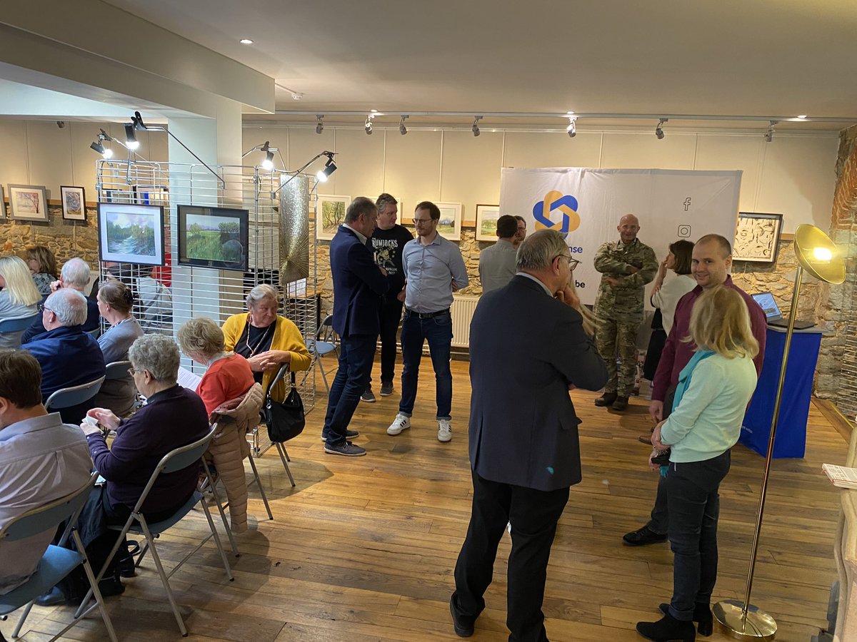 Centre_Crise_BW's tweet photo. 🔸#implicationcitoyenne🔹les habitants de #BraineleChateau sont au rdv et motivés pour la rencontre citoyenne de ce soir 🙌 de belles interactions au sujet de la #gestiondecrise et de l’aide qu’on peut apporter en tant que citoyen lors de catastrophe 🚨🤝 🔸MERCI🙏🏻🔹#BWresponse https://t.co/FXpXsQeW4A