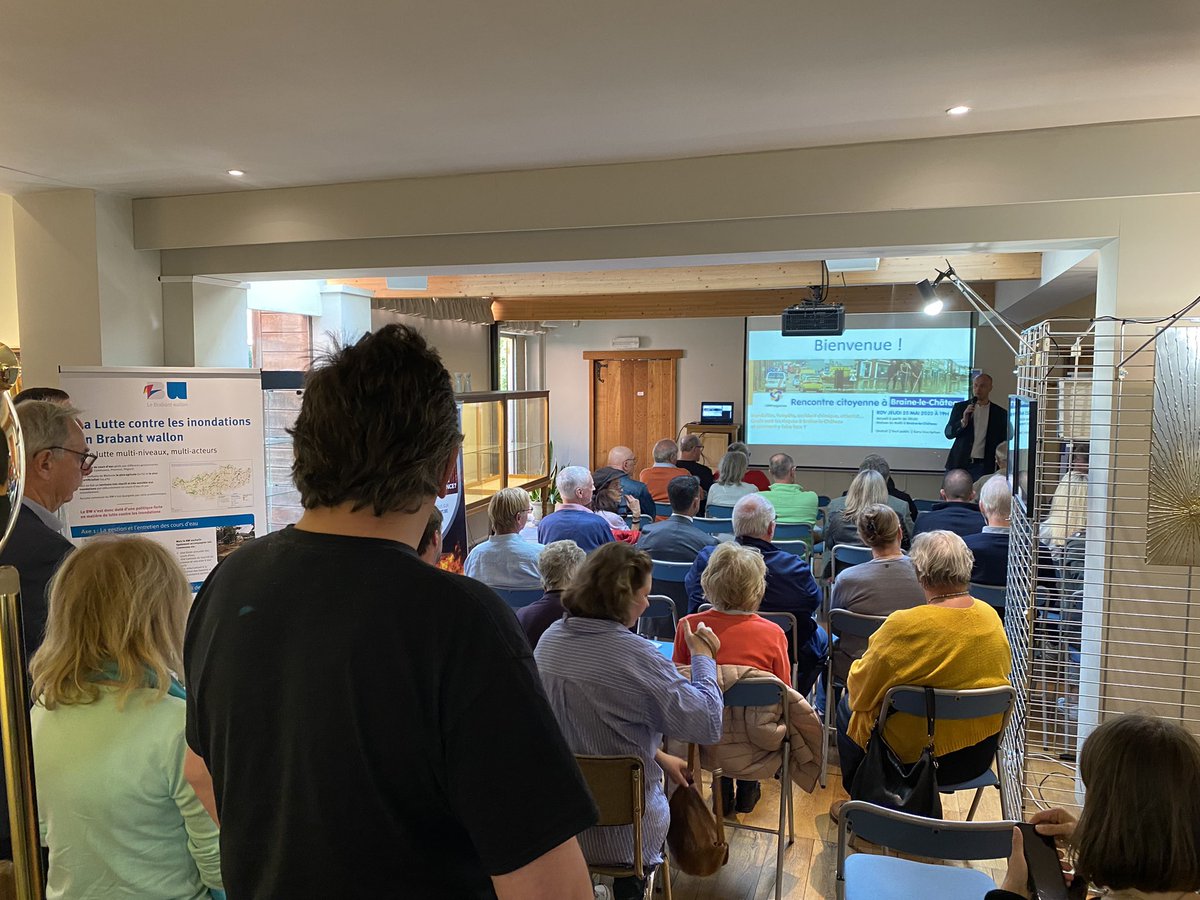 Centre_Crise_BW's tweet photo. 🔸#implicationcitoyenne🔹les habitants de #BraineleChateau sont au rdv et motivés pour la rencontre citoyenne de ce soir 🙌 de belles interactions au sujet de la #gestiondecrise et de l’aide qu’on peut apporter en tant que citoyen lors de catastrophe 🚨🤝 🔸MERCI🙏🏻🔹#BWresponse https://t.co/FXpXsQeW4A