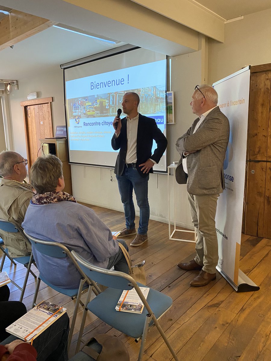 Centre_Crise_BW's tweet photo. 🔸#implicationcitoyenne🔹les habitants de #BraineleChateau sont au rdv et motivés pour la rencontre citoyenne de ce soir 🙌 de belles interactions au sujet de la #gestiondecrise et de l’aide qu’on peut apporter en tant que citoyen lors de catastrophe 🚨🤝 🔸MERCI🙏🏻🔹#BWresponse https://t.co/FXpXsQeW4A