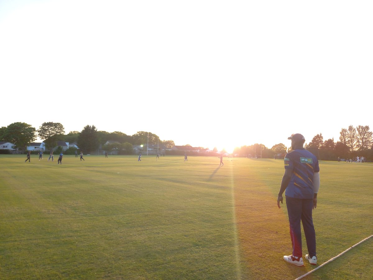 arniesathiyRHC's tweet photo. Some things you don't expect to see at @RHCLions ... @CRBrathwaite26 prowling the boundary.

Huge well done to @GeorgeMunsey @neil20oct and all involved.

We chase 175 and special seeing @Jock571 @maccapippa and @dougie1brown chatting rubbish over a beer.

🤌🤜 @chennaibravesae https://t.co/tqtaHsaeEl