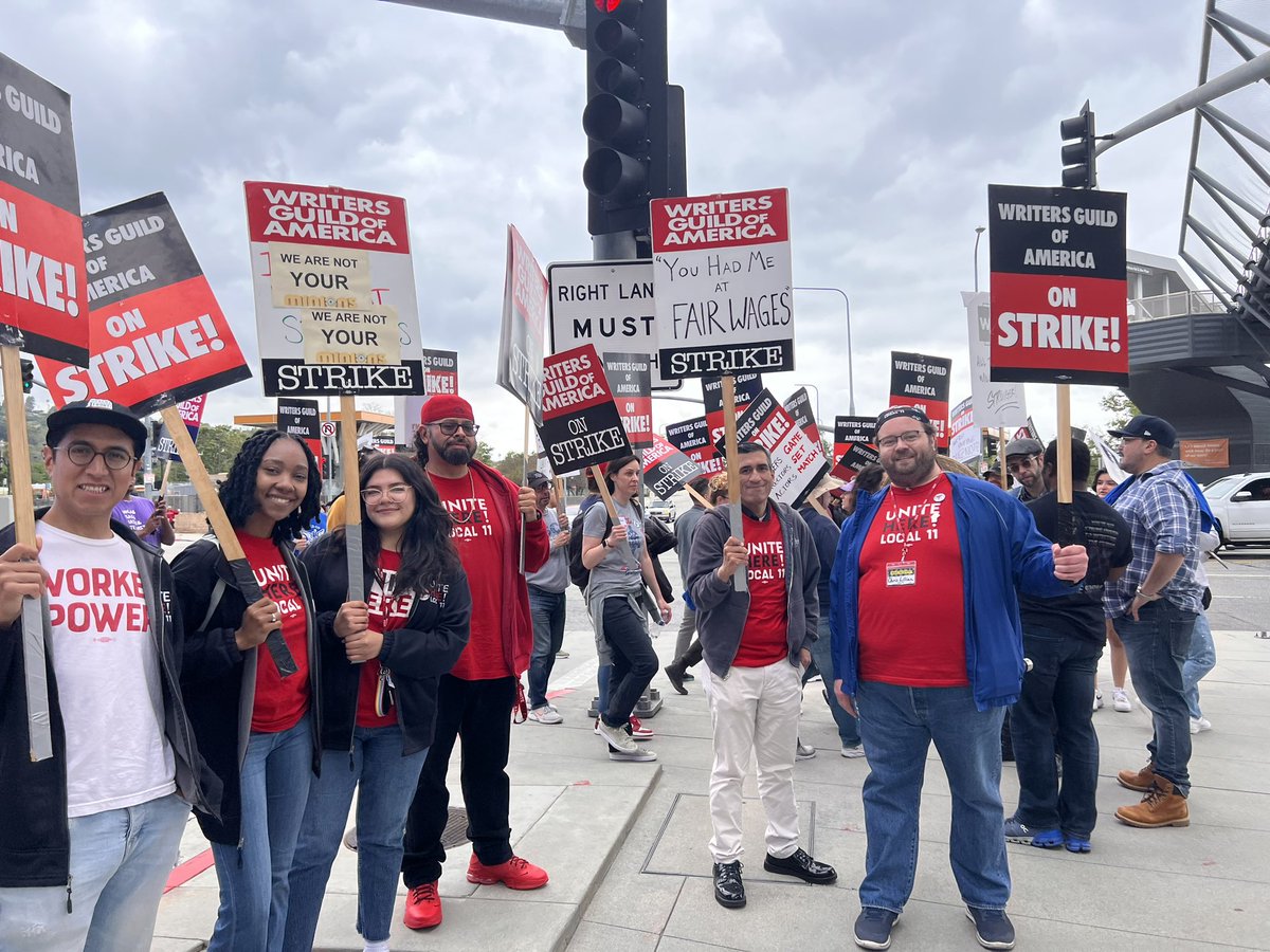 You had me at **FAIR WAGES** 

Our members at Universal Studios joined @WGAWest to stand in solidarity 📝💪 #WritersGuildStrike