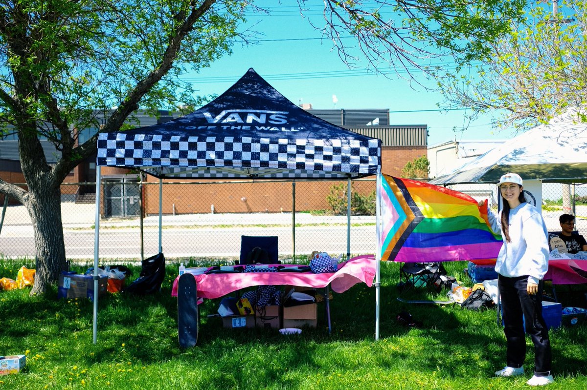 Many queer people have, at some point or another, struggled to fit in. 2SLGBTQIA+ folks who encounter obstacles or discrimination in communities and subcultures often need to carve out spaces and events for themselves. That's where Pride Skate comes in. uniter.ca/view/skating-w…