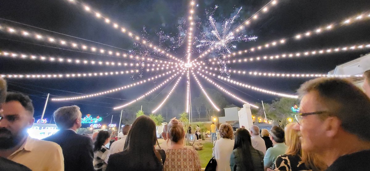 🎡🎉🎡 Se abre la #FeriadelBarrioBajo2023 con un emotivo homenaje al recordado hermano mayor de La Borriquita, Joaquín Rodríguez Román, con las autoridades y su familia.
¡Siempre en el recuerdo de este barrio!
👏👏👏

¡Que disfrutéis!

VELADA DE MARÍA AUXILADORA