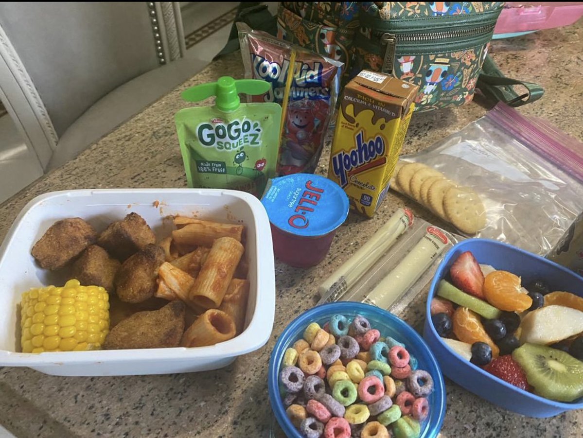 AcervoCharts's tweet photo. 🚨 EITA: Cardi B mostra como é o lanche de sua filha para a escola e choca com quantidade enorme de comida. https://t.co/3rjIOdE8jS