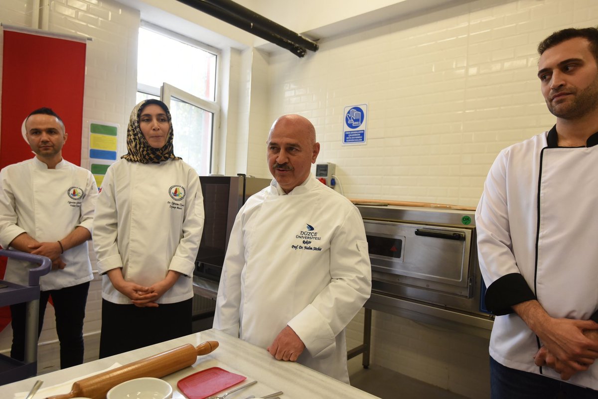 (3) Biz de çorbada tuzumuz olsun diye kolları sıvadık ve mutfağımıza girdik. Programda emeği geçen tüm paydaşlarımızı, akademik ve idari personellerimiz ile öğrencilerimizi tebrik ediyorum.