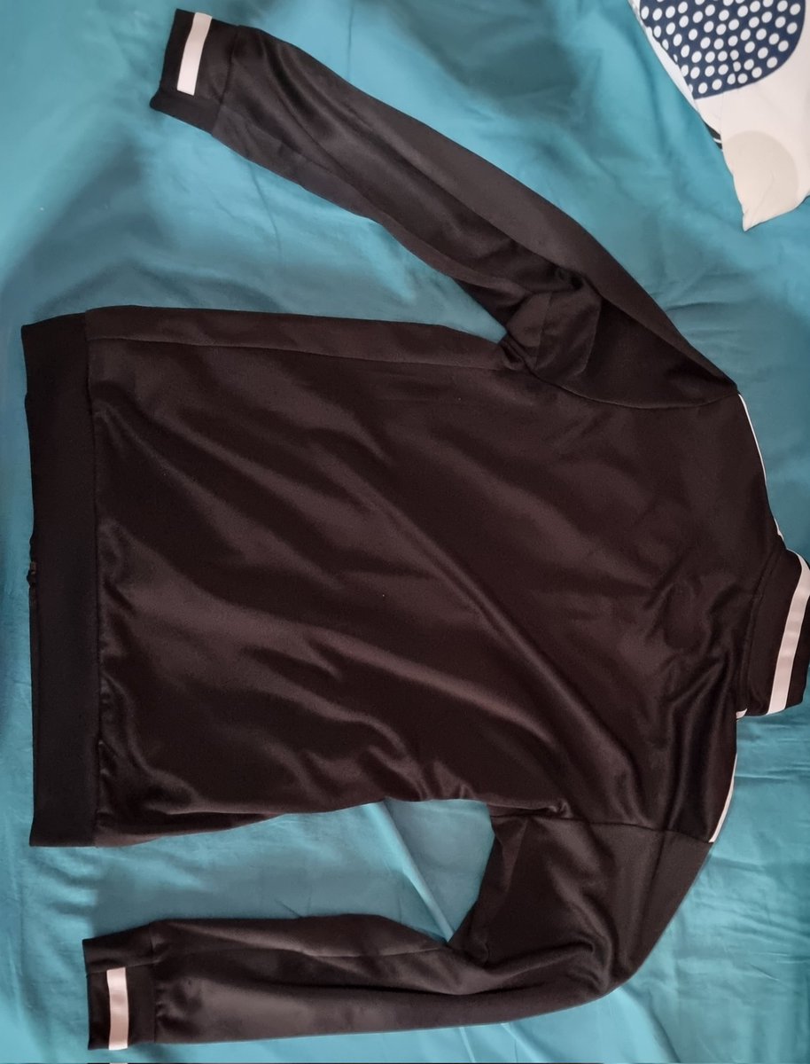 ZouiFix's tweet photo. Bonjour. 
Le gillet et le maillot sont encore disponibles. 
Si vous êtes intéressé n'hésitez pas à venir privé. https://t.co/yant3RVIoO
