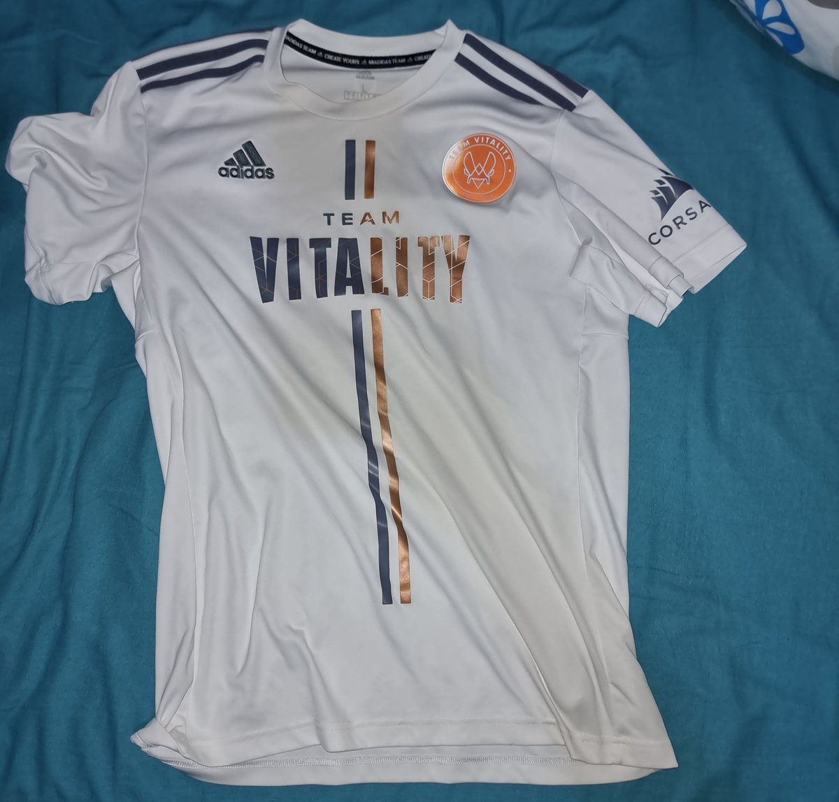 ZouiFix's tweet photo. Bonjour. 
Le gillet et le maillot sont encore disponibles. 
Si vous êtes intéressé n'hésitez pas à venir privé. https://t.co/yant3RVIoO