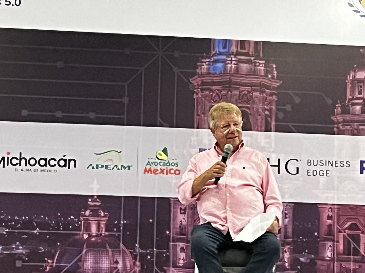 Li_lyta's tweet photo. Congreso @amexme @carlosalazraki Tipazo! Excelente y amena su platica https://t.co/WxzsSJ2rBT
