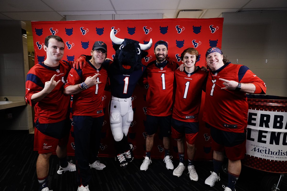 TexansTORO1's tweet photo. come work with me on gameday ⤵️

mascot handler » https://t.co/XHTVxBTdo3
flag crew » https://t.co/wfSCulRt4n
gridiron gang » https://t.co/qiSRYpLWFn https://t.co/uu74IXXyix