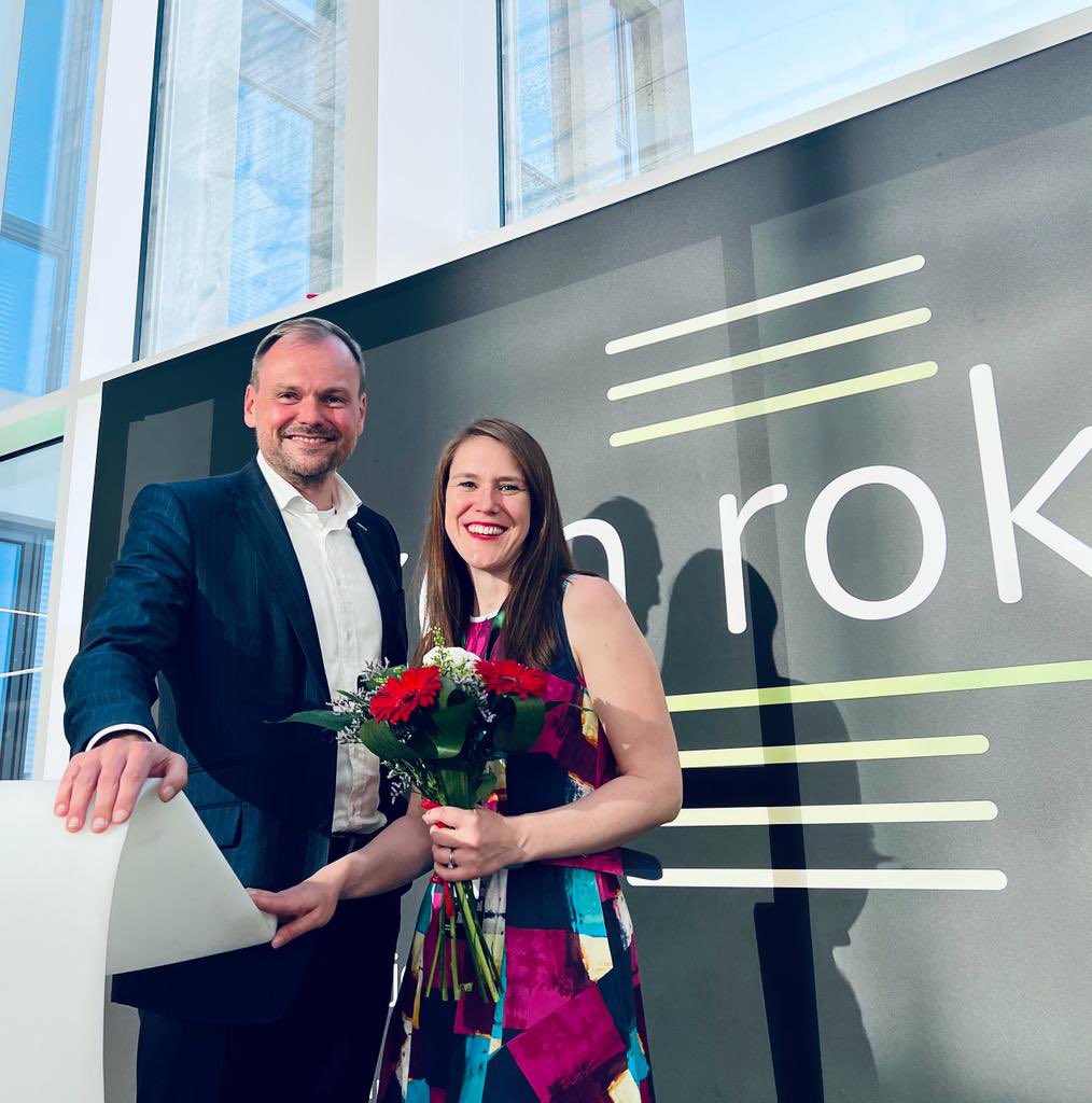 Zákon roku 2022 má své vítěze! 1. místo získal právní počin "Změny silniční daně a daňová podpora použití nízkoemisních automobilů". 👏

<a href="/OndrejTrubac/">OndrejTrubac</a> pogratuloval všem, kteří v #zakonroku uspěli, a také 📸 Jiřině Procházkové z <a href="/DeloitteCZ/">Deloitte CZ</a>, jež je project leaderem úspěšné ankety.