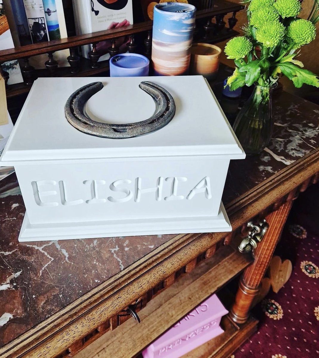 SteveSoultLtd's tweet image. The shoe that was shed by the Horse on the day of the service sits recessed in to the lid of a loved ones Artiste  ash casket 
#horsedrawnhearse #lovedone