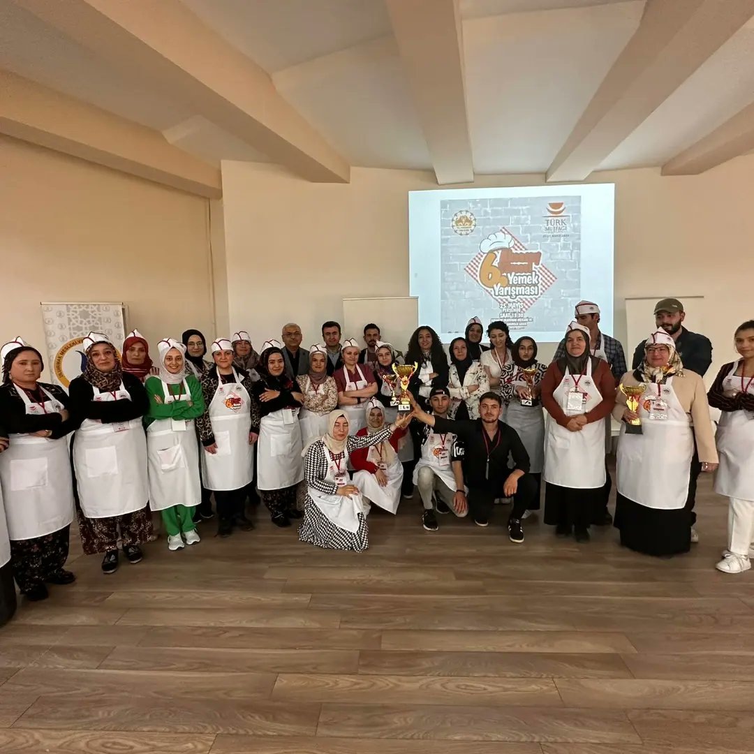aksarayhem68's tweet photo. İl Kültür ve Turizm Müdürlüğü’nün düzenlediği 6.Aksaray Yöresel Yemekler Yarışması’nda 1. olan ve dereceye giren  kursiyerlerimize ödüllerini Valimiz Sayın Hamza Aydoğdu takdim ettiler.
@tcmeb
@hamzaydogdu
@haciomerkartal https://t.co/XeWNu1Sm2Z