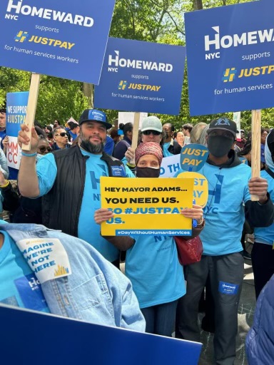 We joined 1000s of #HumanServicesWorkers at City Hall Park for the #DayWithoutHumanServices rally to secure a 6.5% cost of living adjustment in the City budget. Workers shared stories, elected officials voiced support & crowds chanted for #JustPay!

More 📷homeward.nyc/2023-05-just-p…