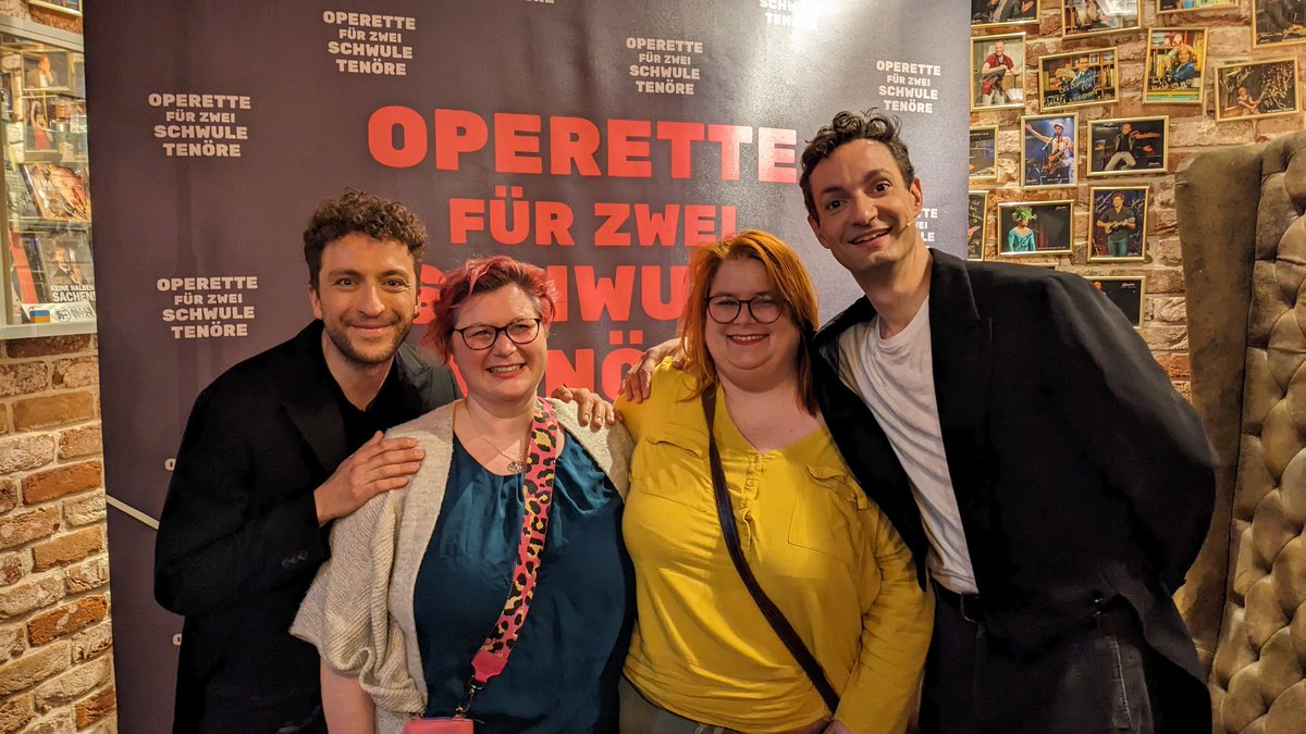 Heute gab's bei uns queere Kultur. Operette für zwei schwule Tenöre. War ergreifend und witzig. Die Texte waren grandios, die Gruppe sausympatisch. Momentan gastieren sie in Hamburg im Schmidtchen - ich kann das nur jedem empfehlen.