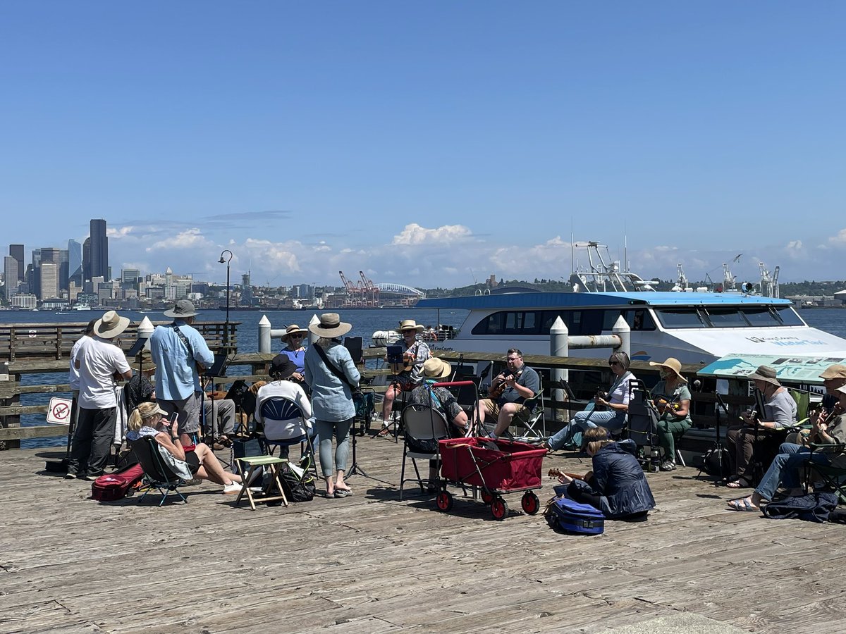 patrickgerding's tweet image. Fun #westseattle ukulele interlude after lunch at @marinationsea Ma Kai. @westseattleblog