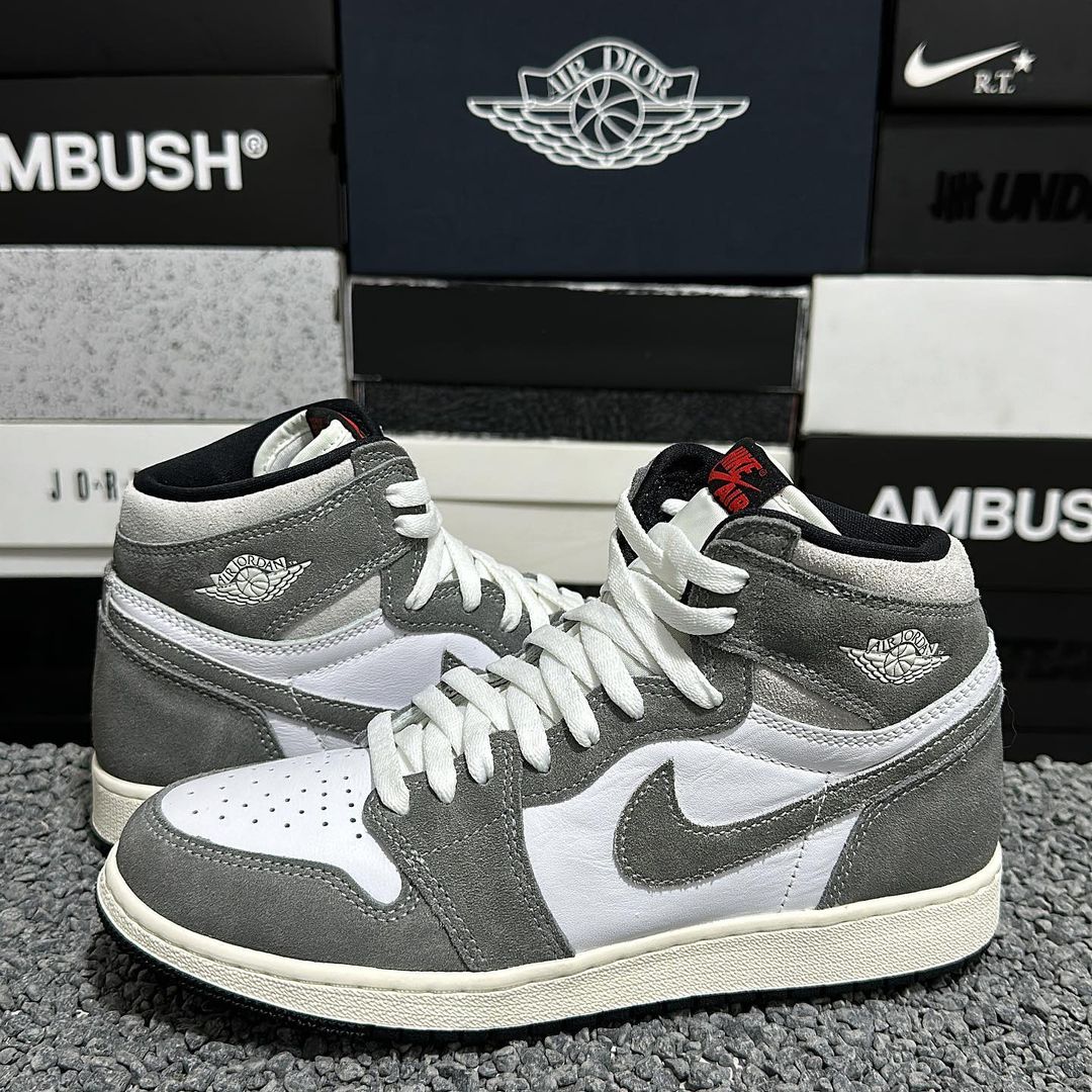 JustFreshKicks's tweet photo. Air Jordan 1 High OG "Washed Black" Releases Next Month https://t.co/peTM8hgnaq https://t.co/NSHh6yffhR