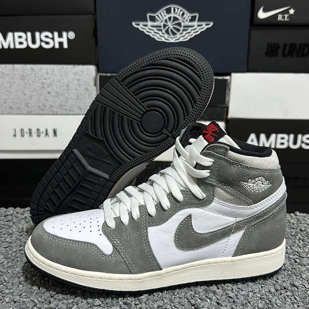 JustFreshKicks's tweet photo. Air Jordan 1 High OG "Washed Black" Releases Next Month https://t.co/peTM8hgnaq https://t.co/NSHh6yffhR