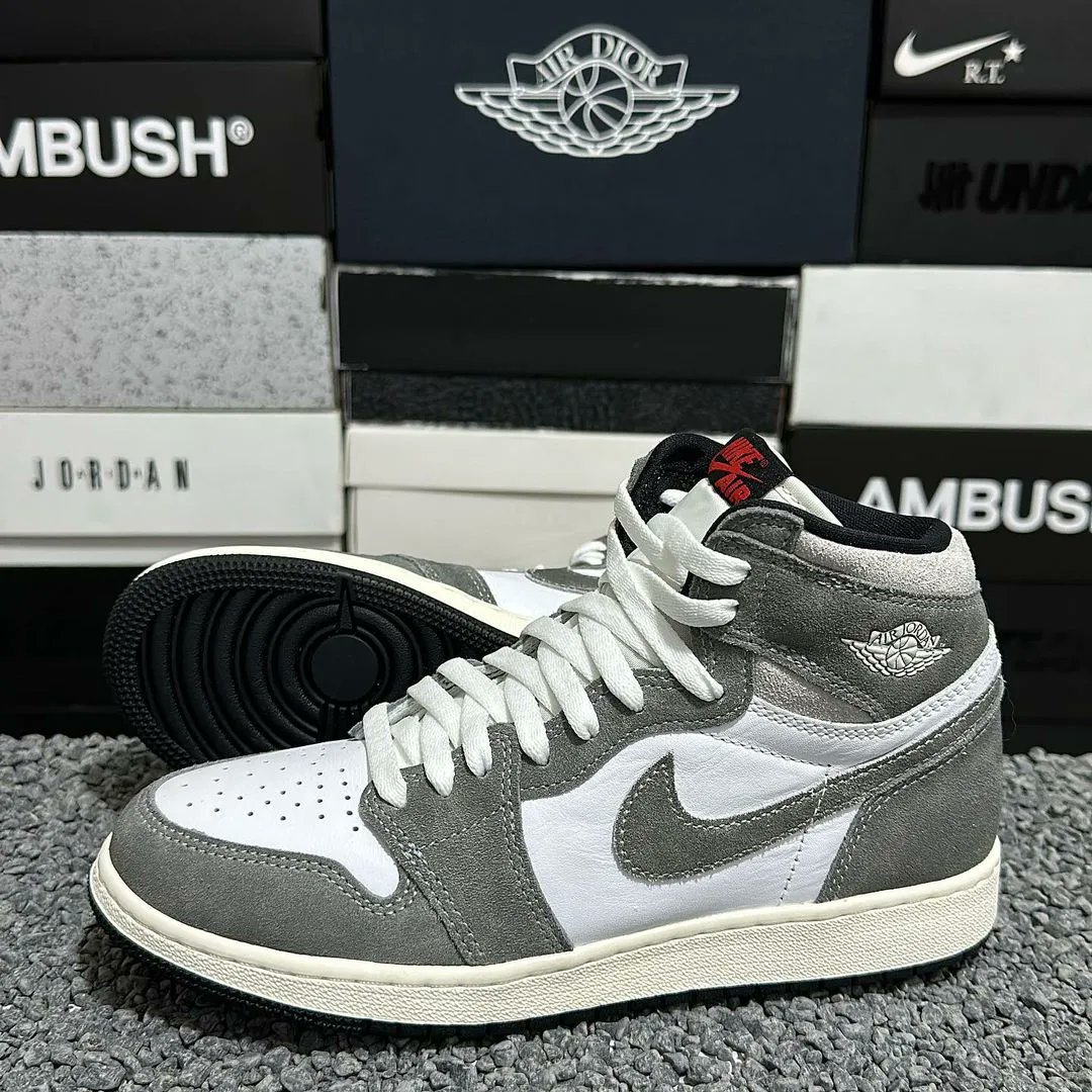 JustFreshKicks's tweet photo. Air Jordan 1 High OG "Washed Black" Releases Next Month https://t.co/peTM8hgnaq https://t.co/NSHh6yffhR