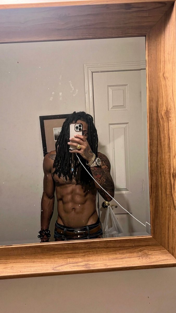 MalezIntl's tweet image. V line going crazy
📷 @ItsTheFeel16