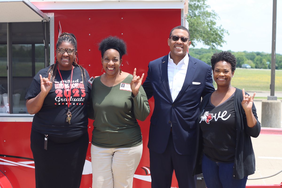cedarhillisd's tweet photo. @CHISDCP won our "I Voted" sticker collection contest!

With the help of Yolanda Graham, the district held a competition to see which campus could collect the most "I Voted" stickers during the election! The winners enjoyed a snow cone party thanks to Akili Johnson of Wells Fargo https://t.co/44RxsynuUM