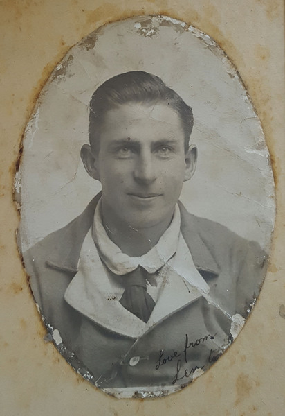 DanEddyBooks35's tweet photo. Happy heavenly Bomber birthday to Ned Richardson (22 games, 1915 & 1918, no pic) & Len Worle (4 games, 1912)❤️🖤🥳 @essendonfc @efcppoa #alwaysstriving #redandblack https://t.co/IFsBZ1M3qI