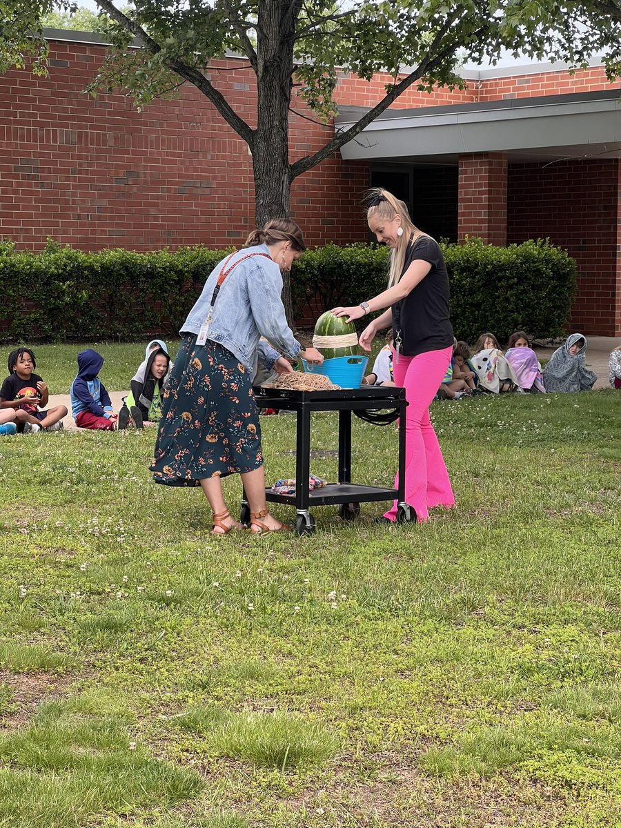 How many rubber bands does it take to pop a watermelon? 🍉 <a href="/MissStech/">Julia Stech</a> <a href="/Poca_ES/">Tom Sulzer</a>