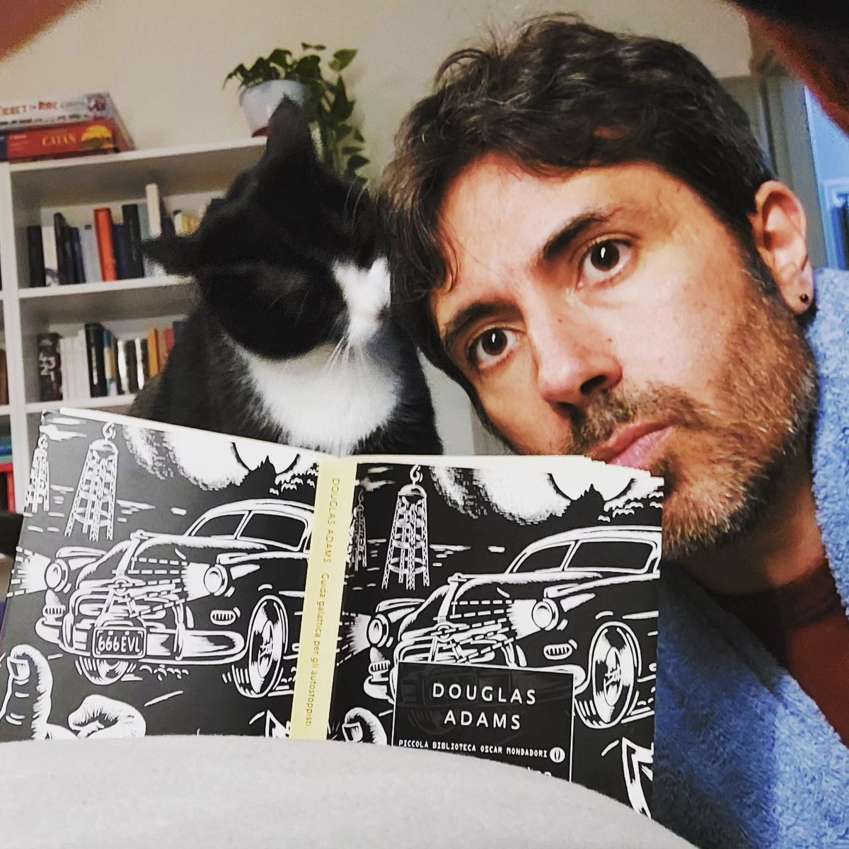 NIENTE PANICO! I̶l̶ La Grande Ciaparche V̶e̶r̶d̶e̶ Nera e Bianca veglia su di noi.

#towelday  #guidagalattica #thehitchhikersguidetothegalaxy #fortytwo #quarantadue #dontpanic #nientepanico #giornodellasciugamano #towelday2023 #douglasadams #gatta #cat #42