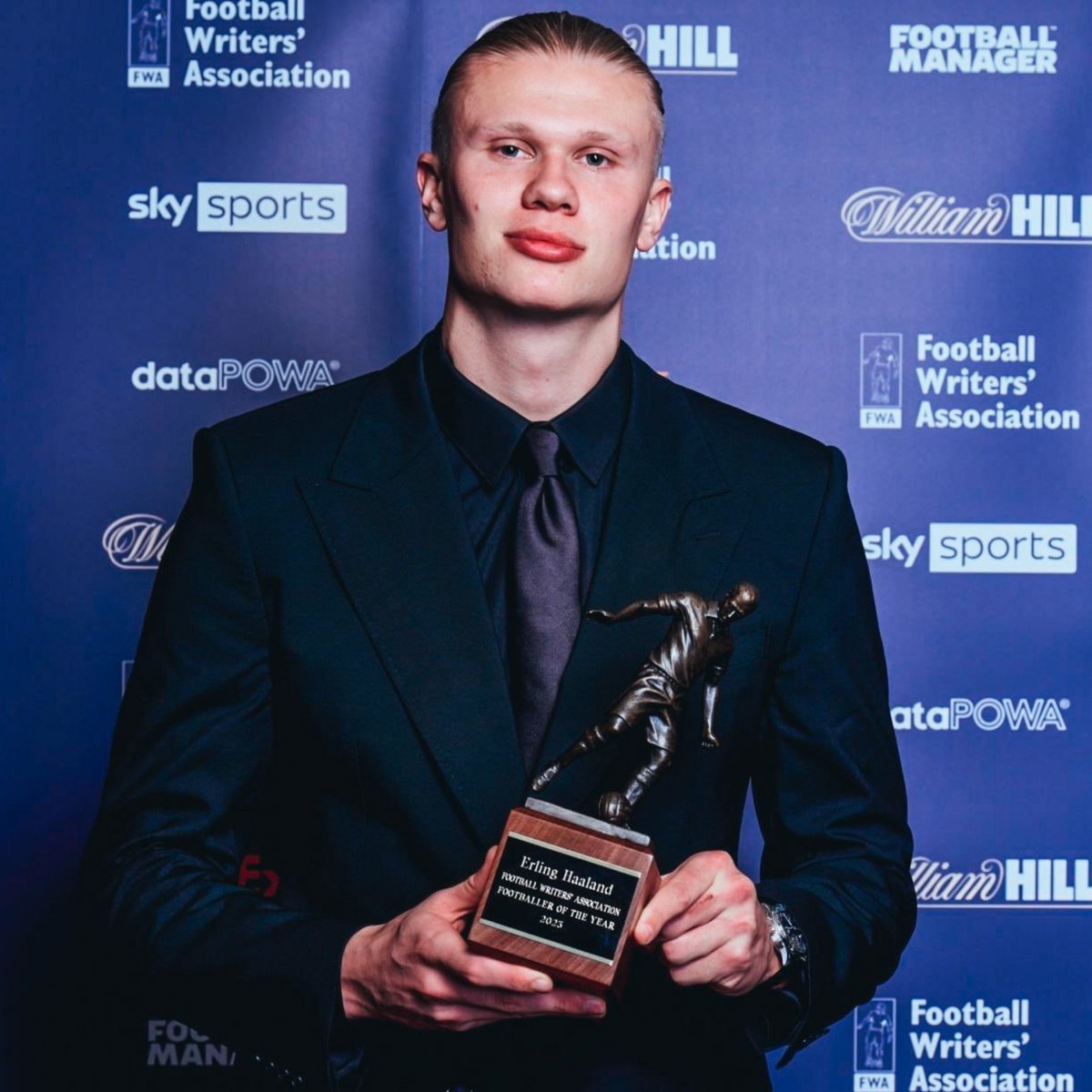 ¡¡EL MVP DEL AÑO EN INGLATERRA!! Erling Haaland recibió el premio al Jugador del Año que entrega la Asociación de Escritores de fútbol en Inglaterra. Destrozó todo. Se llevó el 82% de los votos, que es el margen más grande en la historia de la Premier League. No hay nada que
