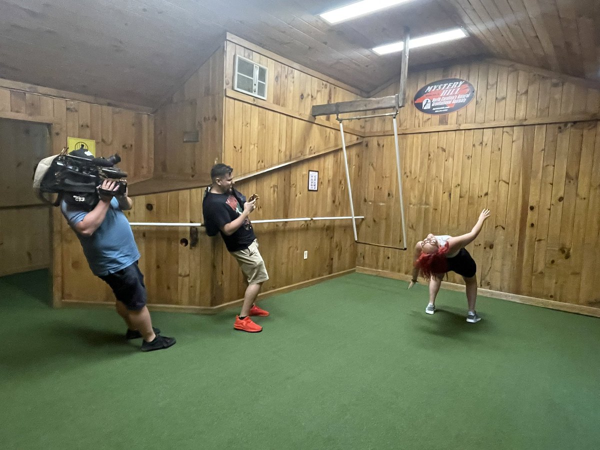 One of the most unusual places we’ve ever filmed for a news story! Has anyone here experienced the gravity anomaly tour at @MysteryHill in Blowing Rock? Bizarro Jerry.