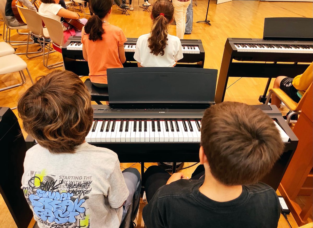 Avui els infants de 4t han anat a fer una activitat del projecte d’instrument “música en conjunt” a l’escola municipal de música. Ens hem trobat amb altres escoles i hem fet un concert. També hem fet una activitat de moviment. Quin dia més xulo! 

#instrument #piano #guitarra